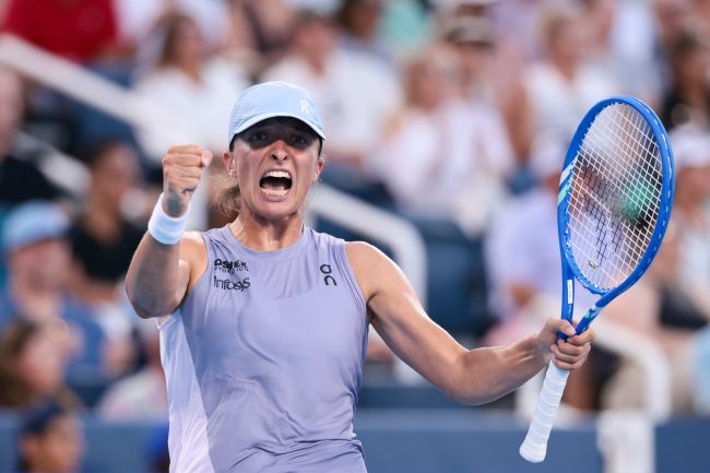 Iga Świątek membuktikan bahwa dia bisa menang di permukaan mana pun saat dia merebut mahkota di Cincinnati melawan Paolini