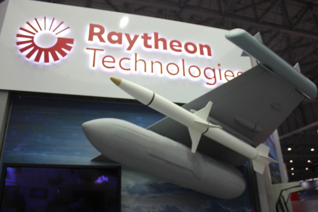 Trump menargetkan Raytheon, mengancam akan memotong kontrak atas pembelian kembali saham