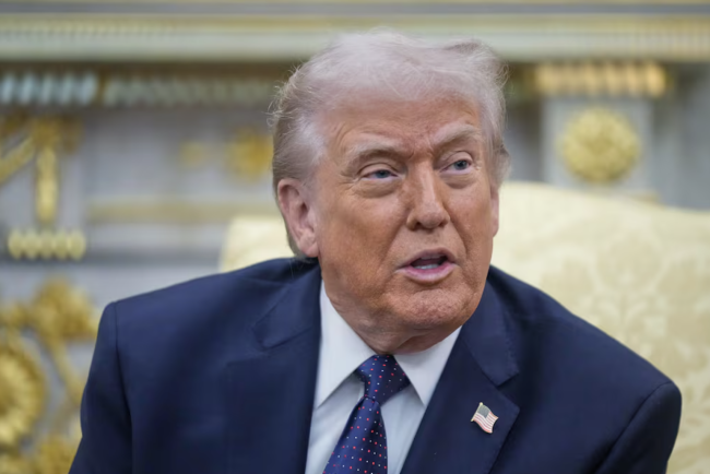 Trump Mengatakan Angkatan Laut AS Dapat Mengawal Kapal Tanker Melalui Selat Hormuz