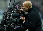 Pep Guardiola meminta maaf kepada juru kamera setelah meraih earphonenya: "Saya malu"