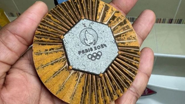 Peraih medali Paris 2024 lainnya menunjukkan betapa rusaknya medali Perunggunya: "Keterlaluan? Ya. Mengejutkan? Tidak sama sekali"