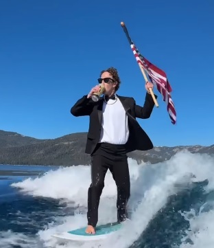 Mark Zuckerberg berhasil membuat dirinya terlihat seperti manusia dalam video 4 Juli yang baru