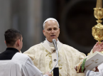 Paus Leo mendesak keberanian untuk mengakhiri perang Ukraina dalam Misa Malam Natal (yang pertama sebagai paus)