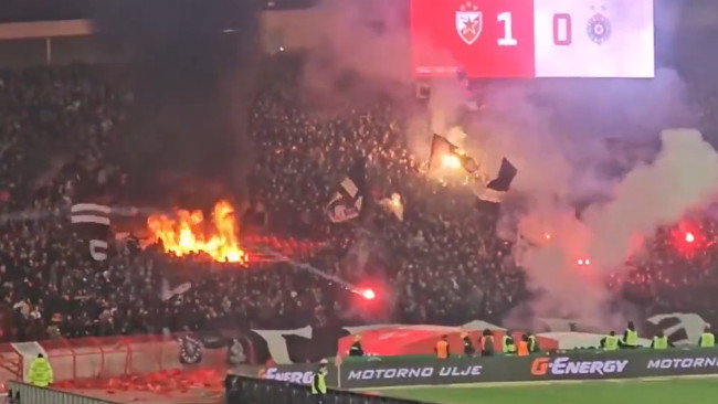 Derby Beograd terhenti ketika sebagian tribun terbakar
