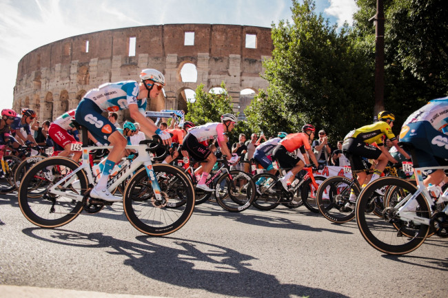 Paul Magnier memenangkan etape pertama Giro d'Italia dengan jatuh massal di sprint terakhir
