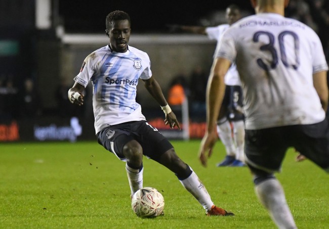 Pemain Everton dikeluarkan dari lapangan karena menampar rekan setimnya, tetapi manajernya "cukup menyukainya"