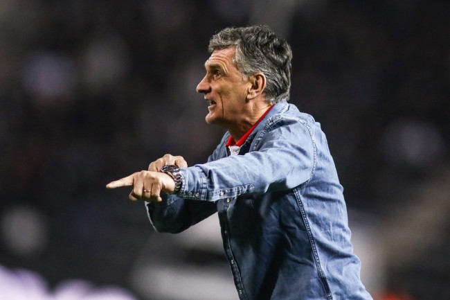 Manajer Olympiacos mengeluhkan wasit dalam pertandingan melawan Barca: "Begitu kami masuk ke dalam pertandingan, mereka membawa kami keluar"