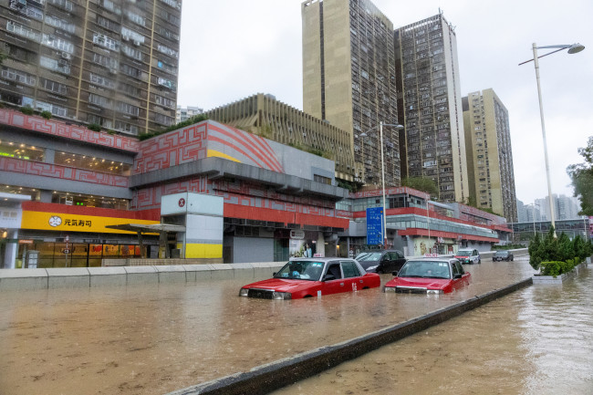 Bertentangan dengan Mumbai, Hong Kong mengeluarkan peringatan hujan tertinggi hari ini