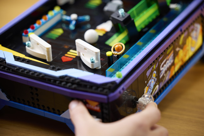 Lego meluncurkan set pinball arcade yang dapat dibangun dan berfungsi