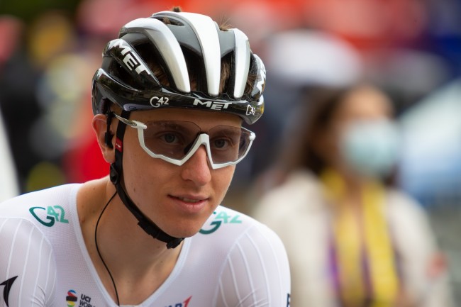 Tadej Pogacar hampir keluar dari Tour de France 2025 karena cedera lutut