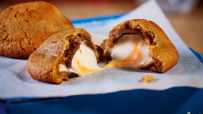 Croissant yang tampak aneh ini adalah kegemaran makanan viral terbaru di Thailand