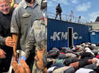 Video menteri Israel mempermalukan aktivis yang ditahan dari armada memicu kemarahan di dalam dan di luar Israel