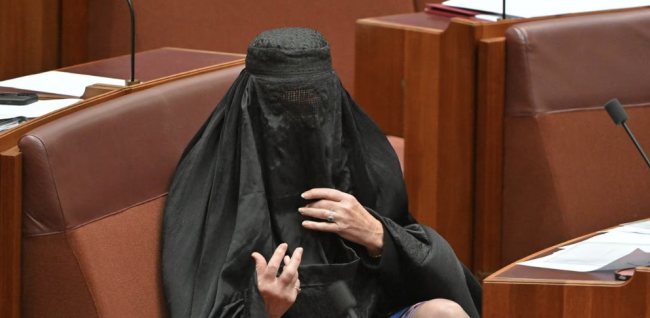 Senator sayap kanan Australia diskors dari Parlemen karena mengenakan burqa sebagai protes
