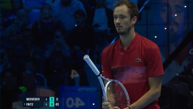 Medvédev kehilangan ketenangannya di Turin, bermain-main dengan raketnya di tengah pertandingan