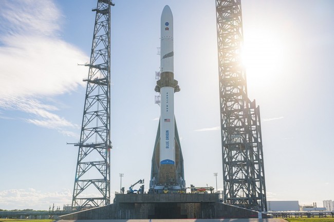 Blue Origin pimpinan Jeff Bezos mendaratkan roket terbesar yang dapat digunakan kembali untuk pertama kalinya, dalam tantangan Musk