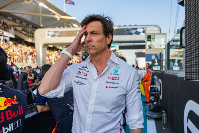 Toto Wolff memiliki perasaan campur aduk ketika dia mengambil hadiah setelah kemenangan Antonelli di Monaco