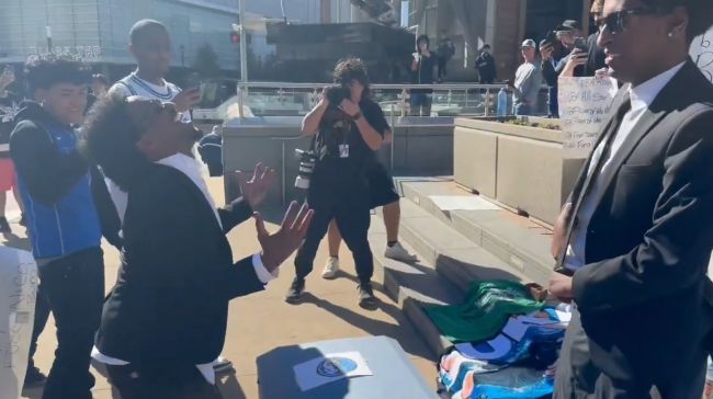 Penggemar Dallas Mavericks membawa peti mati ke stadion untuk memprotes perdagangan Luka Dončić