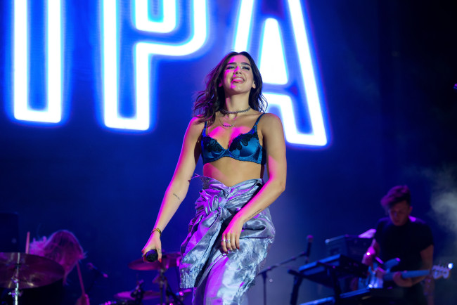 Dua Lipa Menggugat Samsung karena Menggunakan Kemiripannya Tanpa Izin