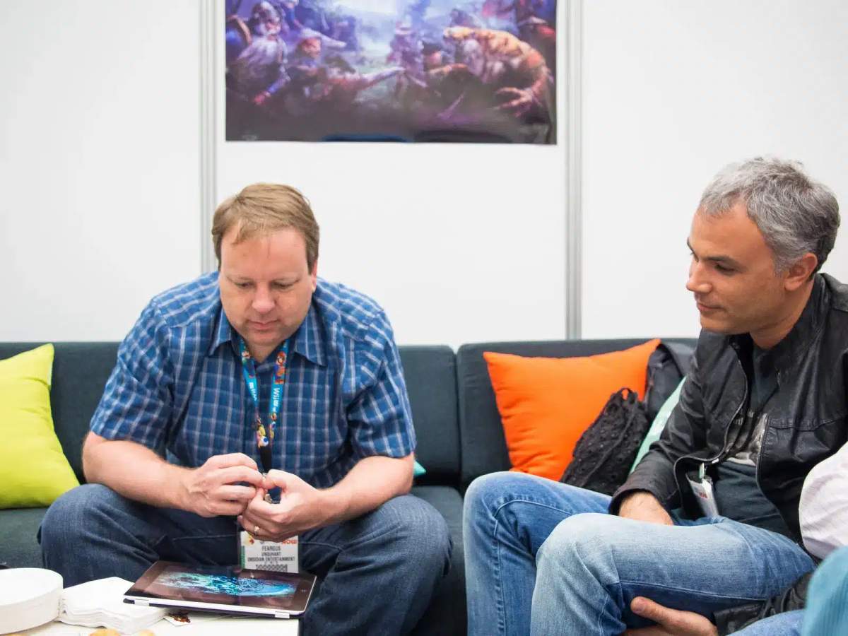 Feargus Urquhart dan Sergey Orlovsky duduk di sofa di E3 2013.
