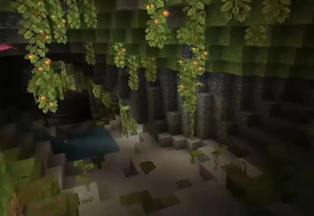Pemandangan bioma Lush Caves di Minecraft, menampilkan glow berry yang menggantung dan tanaman hijau.